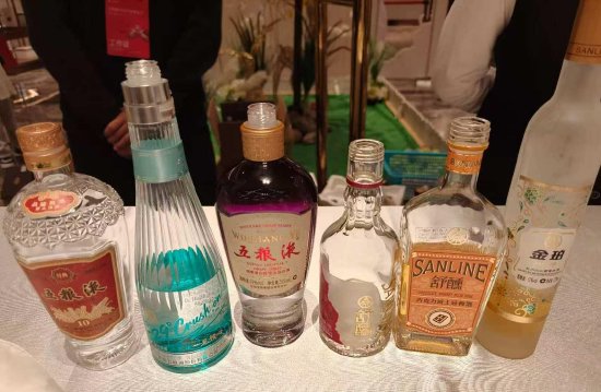 五粮液股东大会最新动态：晚宴上了多种酒水、股东畅饮，伴手礼还有小酒礼盒